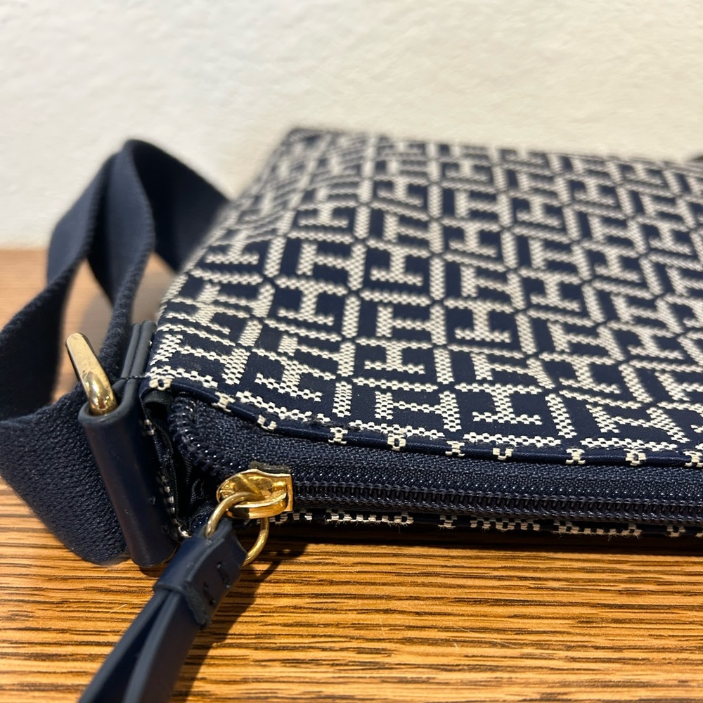 Tommy Hilfiger Crossbody Purse - Picture 12 of 12